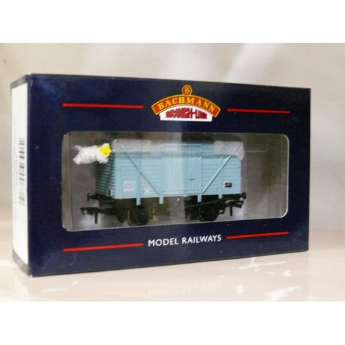 89 - 4 BACHMANN OO GAUGE 8 TON CATTLE WAGONS AND 4 BACHMANN 12 TON BR INSULATED VANS ALL WITH ORIGINAL BO... 