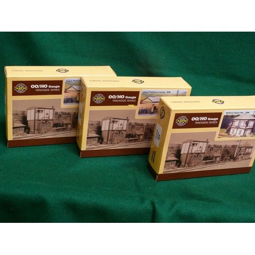 107 - A BOXED OO GAUGE MIDLAND SIGNAL BOX PLUS 2 ISLAND PLATFORM CANOPIES ALSO BOXED