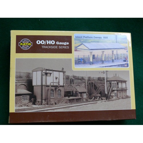 107 - A BOXED OO GAUGE MIDLAND SIGNAL BOX PLUS 2 ISLAND PLATFORM CANOPIES ALSO BOXED