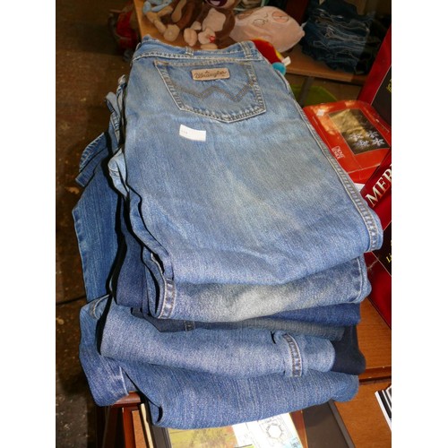 415 - 10 PAIRS OF WRANGLER JEANS 38