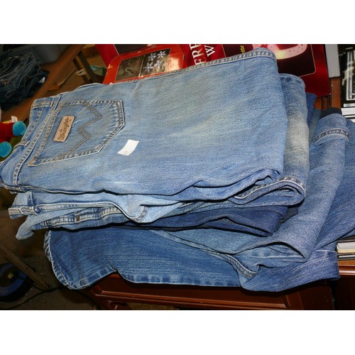 415 - 10 PAIRS OF WRANGLER JEANS 38