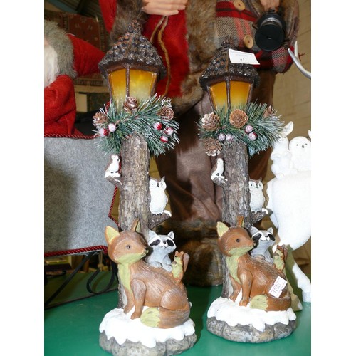 417 - PAIR OF LIGHT UP LAMP POST ORNAMENTS PLUS WHITE GLITTER REINDEER