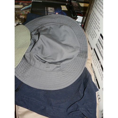 421 - SELECTION OF MENS SHORTS AND HATS