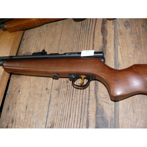 184 - SMK CO2 QB78 AIR RIFLE THIS 22  version of the sturdily constructed compact CO2 powered air rifle wi... 