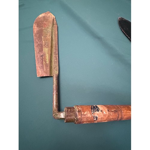 363 - Early 20th Century Scythe and large and medium sized hay knives.