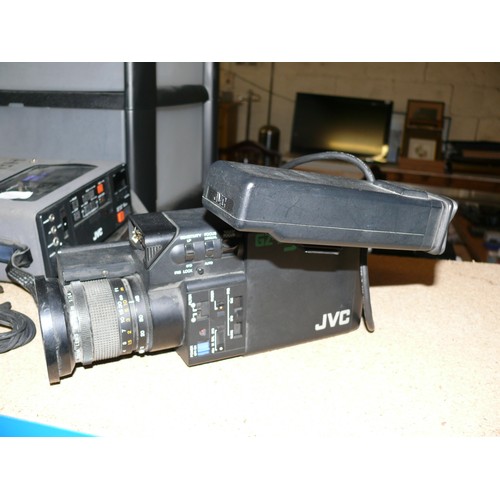 472 - VINTAGE JVC HR-C3U VHS-C COMPACT VIDEO CASSETTE RECORDER, BATTERIES, ADAPTER, CHARGER, REMOTE CONTRO... 