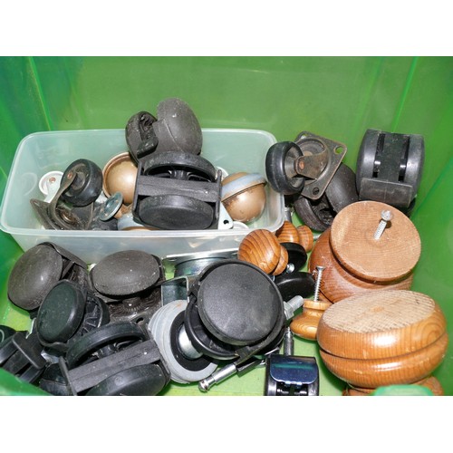 480 - TUB OF VARIOUS CASTORS AND BUN FEET