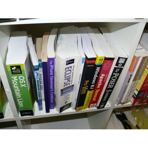 488 - 5 CUBES OF VARIOUS COMPUTER SOFTWARE BOOKS