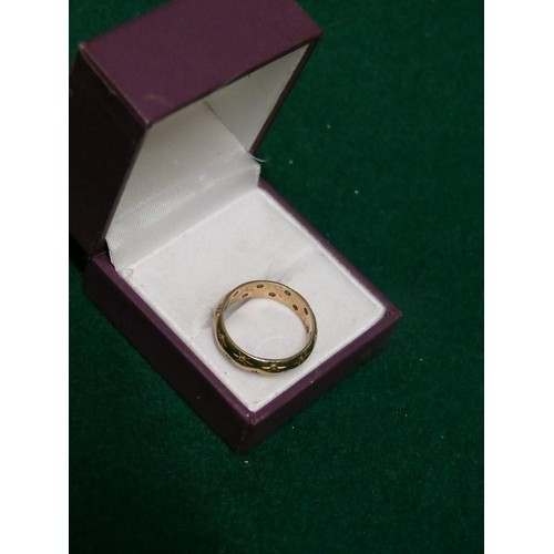 31 - A 9ct GOLD WEDDING RING WITH RED AND WHITE STONES  SIZE P.5 WEIGHT 4.44 gr