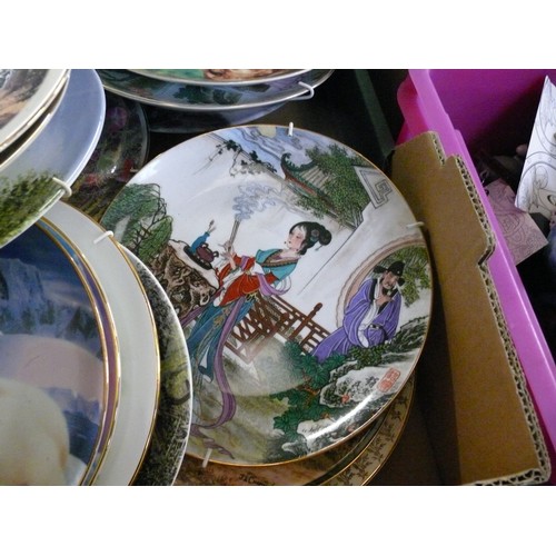 495 - LARGE COLLECTION OV VARIOUS DECORATIVE COLLECTORS PLATES TO INCLUDE WEDGWOOD, ROYAL DOULTON, CATS, D... 