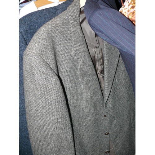 435 - GOOD QUALITY MENS SUIT AND 2 JACKETS SIZE 40