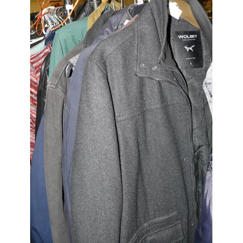 438 - MENS GOOD QUALITY COATS AND JACKETS SIZE L