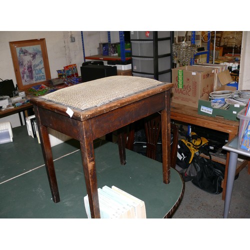 516 - VINTAGE WOODEN PIANO STOOL WITH PADDED SEAT AND LIFT UP LID