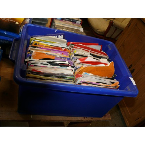 519 - LARGE TUB OF 45RPM SINGLE RECORDS TO INCLUDE ERIC CLAPTON, STATUS QUO, ABBA, BILY OCEAN, GEORGE MICH... 