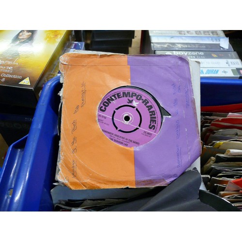 519 - LARGE TUB OF 45RPM SINGLE RECORDS TO INCLUDE ERIC CLAPTON, STATUS QUO, ABBA, BILY OCEAN, GEORGE MICH... 