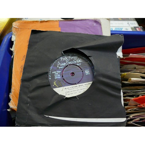 519 - LARGE TUB OF 45RPM SINGLE RECORDS TO INCLUDE ERIC CLAPTON, STATUS QUO, ABBA, BILY OCEAN, GEORGE MICH... 