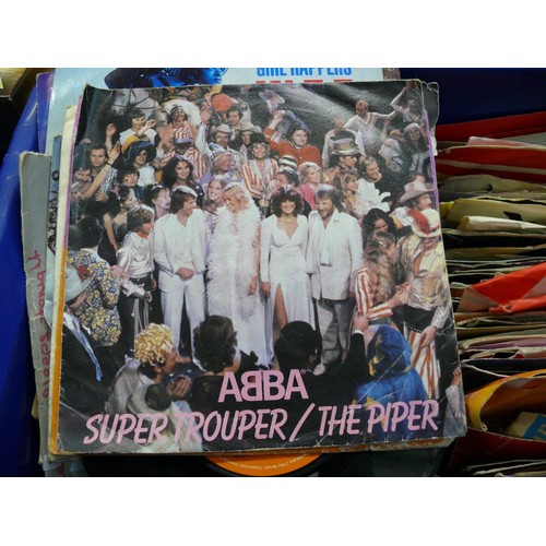 519 - LARGE TUB OF 45RPM SINGLE RECORDS TO INCLUDE ERIC CLAPTON, STATUS QUO, ABBA, BILY OCEAN, GEORGE MICH... 