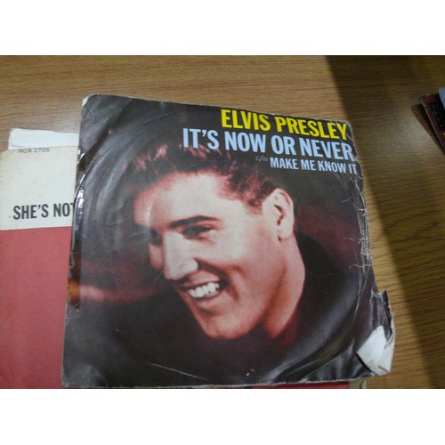 524 - COLLECTION OF ELVIS PRESLEY 45RPM SINGLE RECORDS SOME EARLY ONES