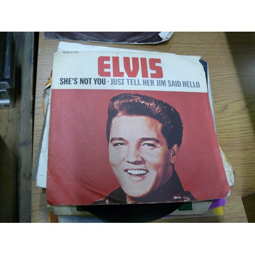 524 - COLLECTION OF ELVIS PRESLEY 45RPM SINGLE RECORDS SOME EARLY ONES