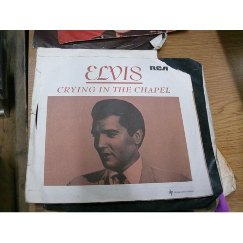 524 - COLLECTION OF ELVIS PRESLEY 45RPM SINGLE RECORDS SOME EARLY ONES