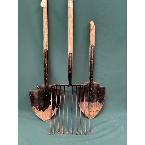 372 - A vintage beet fork stamped Spear and Jackson and two turf spades, one marked Skelton