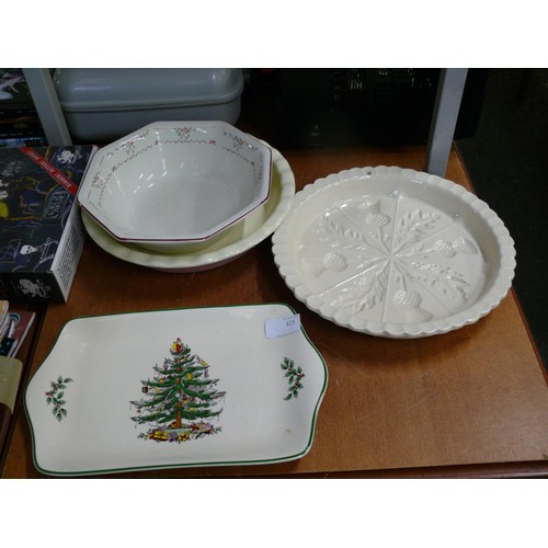 425 - COLLECTION OF DECORATIVE PIE DISHES AND SERVING BOWLS TO INCLUDE GREAT BRITISH BAKE OFF AND SPODE