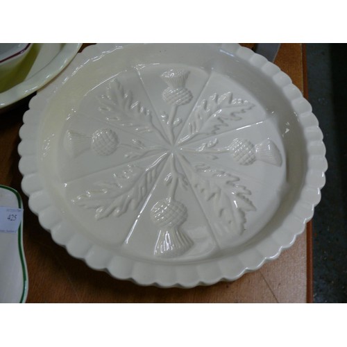 425 - COLLECTION OF DECORATIVE PIE DISHES AND SERVING BOWLS TO INCLUDE GREAT BRITISH BAKE OFF AND SPODE