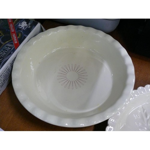 425 - COLLECTION OF DECORATIVE PIE DISHES AND SERVING BOWLS TO INCLUDE GREAT BRITISH BAKE OFF AND SPODE