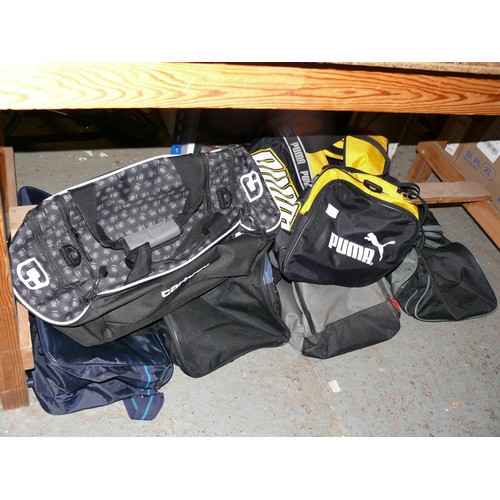 503 - LARGE QUANTITY OF GOOD QUALITY SPORTS HOLDALLS