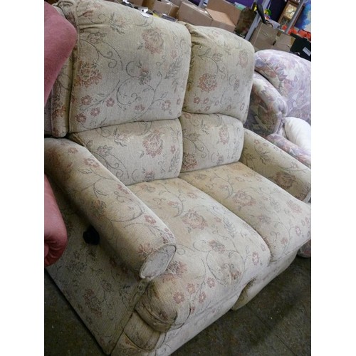 532 - SMALL 2 SEATER MANUAL RECLINING SOFA