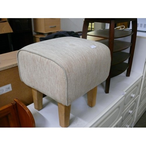 540 - SMALL CONTEMPORARY FOOTSTOOL WITH BEIGE UPHOLSTERY ANF LIGHT WOOD EFFECT LEGS