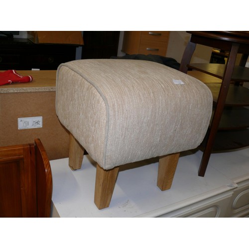 540 - SMALL CONTEMPORARY FOOTSTOOL WITH BEIGE UPHOLSTERY ANF LIGHT WOOD EFFECT LEGS