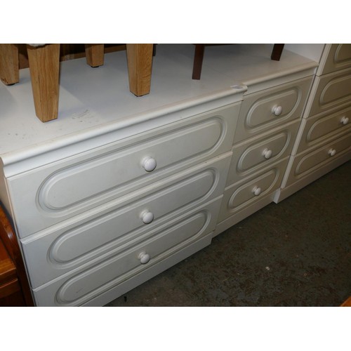 542 - WHITE 3 DRAWER CHEST WITH MATCHING 3 DRAWER BEDSIDE (ALSO MATCHES NEXT LOT)