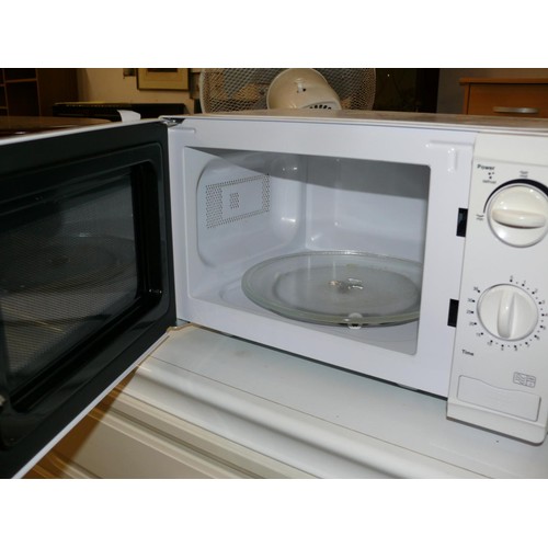 544 - SMALL WHITE 700W MICROWAVE