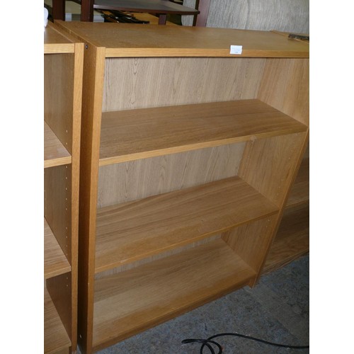 549 - LARGE LIGHT WOOD EFFECT 3 SHELF BOOKCASE