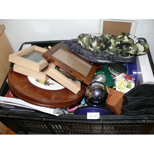 561A - LARGE BOX OF MIXED DECORATIVE ITEMS