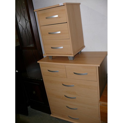 562 - CONTEMPORARY LIGHT WOOD 2 OVER 4 DRAWER CHEST WITH MATCHING 3 DRAWER BEDSIDE