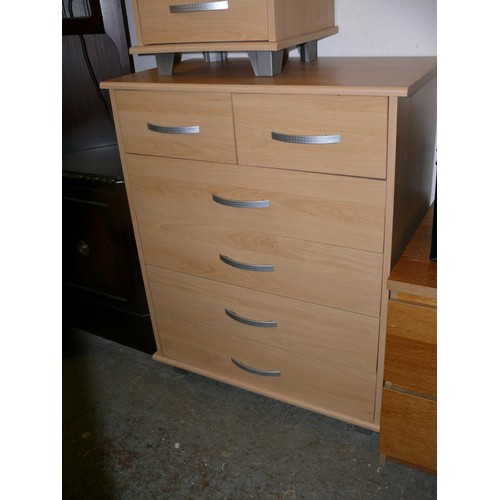 562 - CONTEMPORARY LIGHT WOOD 2 OVER 4 DRAWER CHEST WITH MATCHING 3 DRAWER BEDSIDE