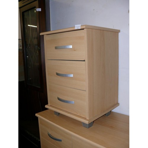 562 - CONTEMPORARY LIGHT WOOD 2 OVER 4 DRAWER CHEST WITH MATCHING 3 DRAWER BEDSIDE