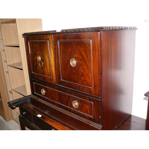 568 - DARK WOOD CABINET WITH CUPBOARD AND DRAWER BELOW