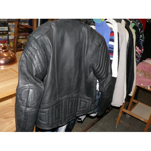 553 - BLACK LEATHER MOTORCYCLE JACKET BY RHINO 42/52