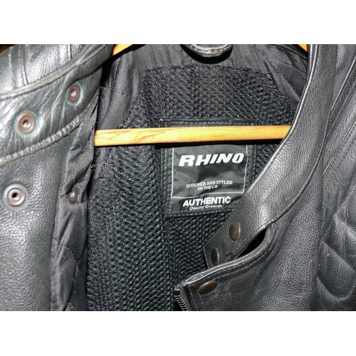 553 - BLACK LEATHER MOTORCYCLE JACKET BY RHINO 42/52