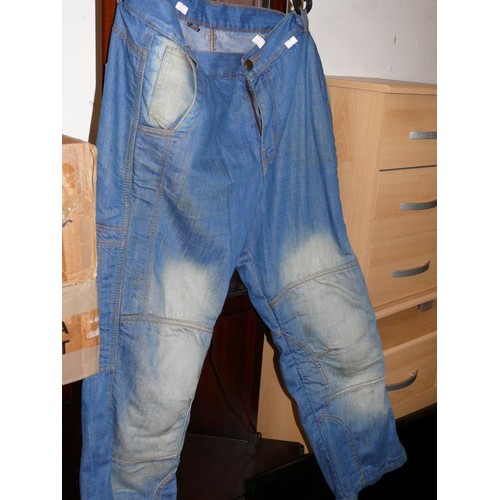 554 - PAIR OF DENIM JEANS WITH HIP AND KNEE PROTECTION