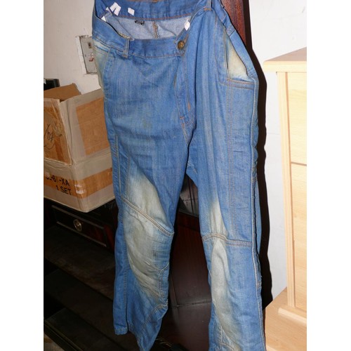 554 - PAIR OF DENIM JEANS WITH HIP AND KNEE PROTECTION