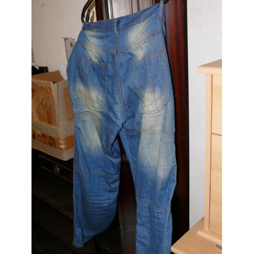 554 - PAIR OF DENIM JEANS WITH HIP AND KNEE PROTECTION