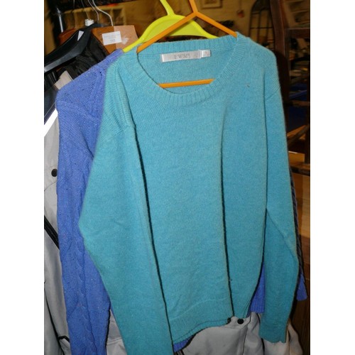 556 - SELECTION OF GOOD QUALITY LADIES JUMPERS