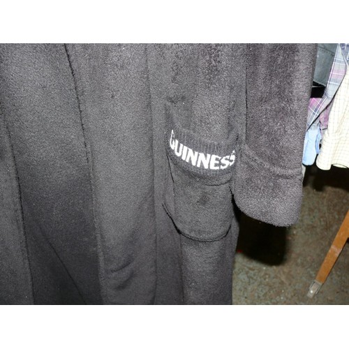 560 - GUINNESS DRESSING GOWN SIZE M/L