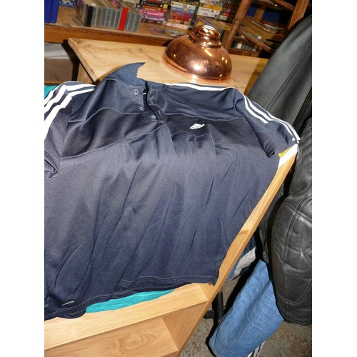 573 - QUANTITY OF GENTS SPORTING TOPS AND T-SHIRTS MOSTLY SIZE LARGE