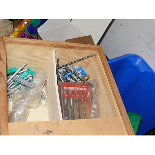 577 - TUB OF VARIOUS TOOLS AND A BOX OF DECORATING