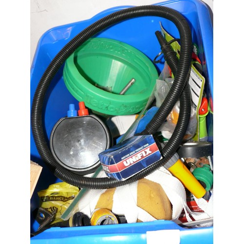 577 - TUB OF VARIOUS TOOLS AND A BOX OF DECORATING